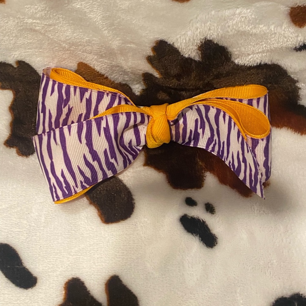 Small purple and white tiger stripe bow.